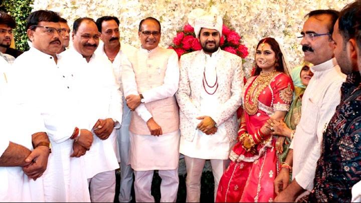 मुख्यमंत्री श्री चौहान ने राज्य मंत्री श्री यादव की सुपुत्री के विवाह पर दिया आशीर्वाद